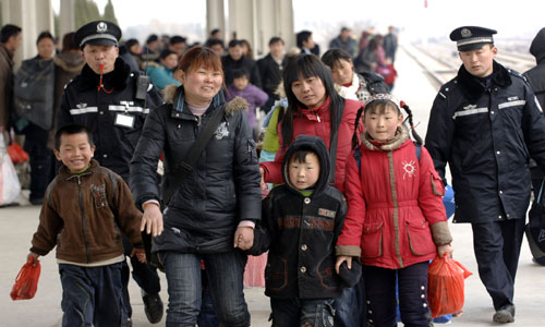 鐵路返程客流高峰持續(xù) 新華社照片,安慶(安徽),2008年2月18日 鐵路返程客流高峰持續(xù) 2月18日,旅客在安徽安慶西站派出所民警的幫助下上車出行。 連日來,全國鐵路客流高峰持續(xù),日客流量保持在500萬人次左右,出現(xiàn)學(xué)生流、民工流、探親流疊加態(tài)勢。預(yù)計客流高峰將持續(xù)到元宵節(jié)前后。鐵路部門已對節(jié)后春運進行了再動員部署,確保運輸安全、有序、順利。 新華社記者 李健 攝