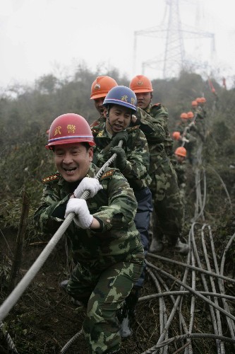 2月18日,武警水電二總隊突擊隊官兵奮力清理因災(zāi)損毀的高壓線路。新華社記者 王建民 攝