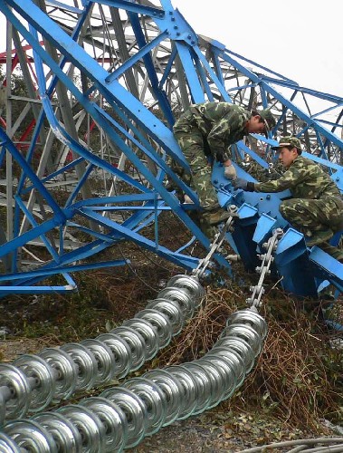 2月16日,武警水電二總隊(duì)官兵在拆除受損鐵塔。