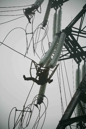 2月18日,武警水電二總隊(duì)官兵在81號(hào)鐵塔高空排險(xiǎn)。