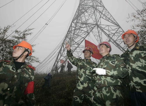 2月18日,武警水電二總隊(duì)搶修突擊隊(duì)官兵勘察現(xiàn)場(chǎng),制定搶修方案。 在江西撫州搶險(xiǎn)救災(zāi)中做出突出貢獻(xiàn)的武警水電二總隊(duì)官兵,于2月13日千里馳援湖南郴州,在西電東送500千伏超高壓輸變電線路搶修重建中,承擔(dān)起施工條件最惡劣的36基倒塔的作業(yè)任務(wù),戰(zhàn)線全長(zhǎng)40多公里,跨高速公路,越高山峻嶺。水電官兵發(fā)揮專業(yè)技術(shù)優(yōu)勢(shì)和英勇頑強(qiáng)的戰(zhàn)斗作風(fēng),同時(shí)在17個(gè)作業(yè)面上展開(kāi)工作,截至發(fā)稿時(shí),已成功拆除10基鐵塔。 新華社記者 王建民 攝