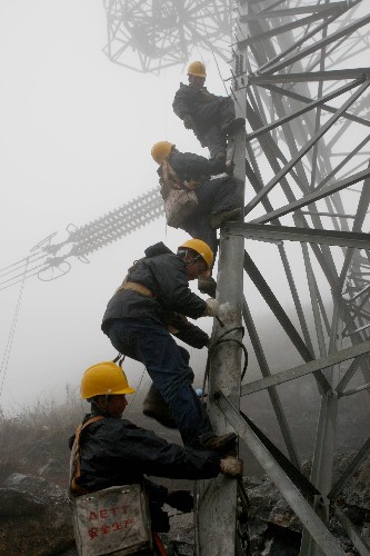 2月19日,安徽省電力公司員工在廣東韶關(guān)山區(qū)搶修電力設(shè)施。