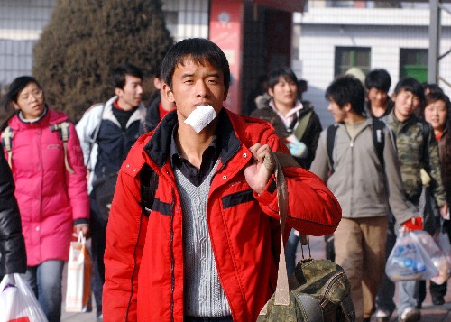 2月21日,一名男生在銀川火車站進(jìn)站上車。
