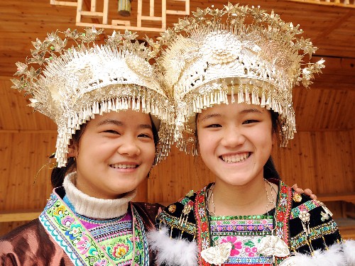 2月21日,廣西融水縣新安鎮(zhèn)兩名苗族少女換上了民族盛裝。 當(dāng)日,受冰凍災(zāi)害侵襲較重的廣西融水苗族自治縣山區(qū)苗族群眾身著民族盛裝,歡度元宵佳節(jié)。 新華社記者張愛林?jǐn)z
