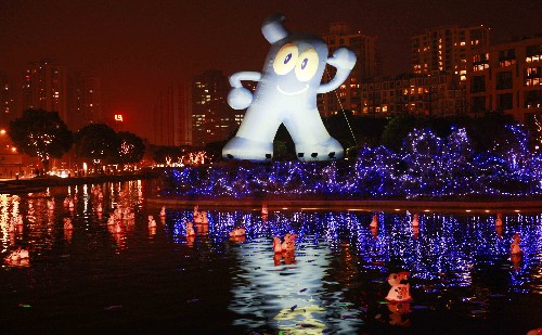 2月21日,一個(gè)巨大的上海世博會(huì)吉祥物“海寶”造型在即將開建的展示中心外亮相。2月21日是上海世博會(huì)開幕倒計(jì)時(shí)800天,上海世博會(huì)事務(wù)協(xié)調(diào)局與盧灣區(qū)正式簽署合作協(xié)議,將在淮海路商業(yè)街聯(lián)合設(shè)立“中國(guó)2010年上海世博會(huì)展示中心”。預(yù)計(jì)該展示中心將于2008年5月1日世博倒計(jì)時(shí)兩周年之際,正式亮相迎接中外游客。 新華社記者 裴鑫 攝
