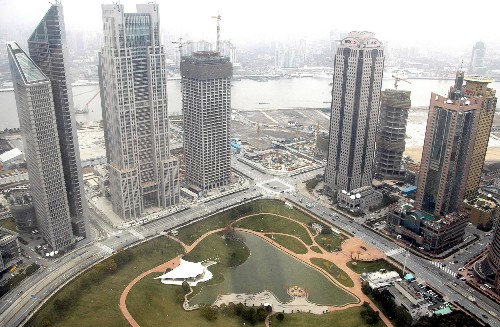 這是上海浦東陸家嘴的高樓群(2006年2月17日攝)。 新華社發(fā)