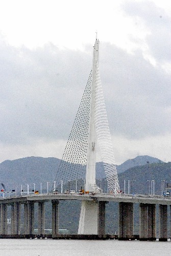 2007年7月1日,深圳灣口岸與深圳灣公路大橋(即深港西部通道)開(kāi)通啟用。這是前往香港的車(chē)輛通過(guò)大橋。 新華社發(fā)