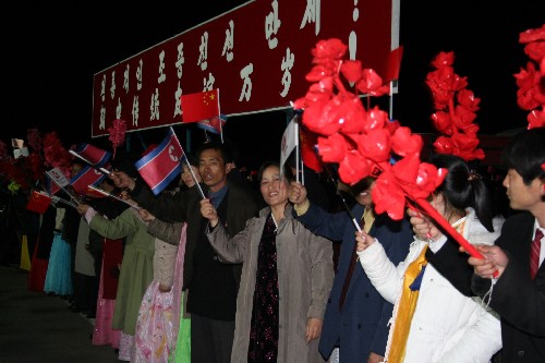 這是朝鮮群眾歡迎奧運(yùn)圣火抵達(dá)平壤。 新華社記者 高浩榮攝