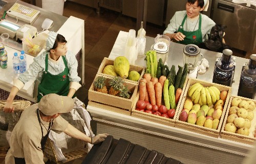 5月12日,上海一家餐廳內(nèi)的水果吧正在配貨。 當(dāng)日,據(jù)國(guó)家統(tǒng)計(jì)局發(fā)布的數(shù)據(jù)顯示,4月份我國(guó)居民消費(fèi)價(jià)格總水平(CPI)同比上漲8.5%,漲幅比上月和去年同期分別攀升0.2和5.5個(gè)百分點(diǎn)。 新華社記者 裴鑫 攝
