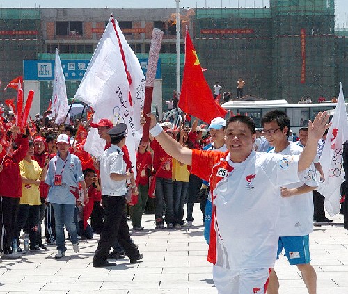 5月12日,泉州傳遞最后一棒火炬手吳揚(yáng)帆向終點(diǎn)跑去。當(dāng)日,北京奧運(yùn)會(huì)圣火在福建省泉州市傳遞。 新華社記者張生貴攝