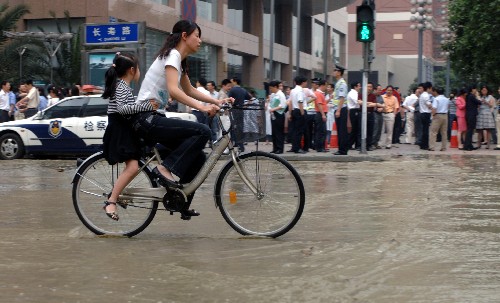 四川汶川發(fā)生7.8級(jí)地震 成都震感強(qiáng)烈 5月12日,受地震影響,四川成都街頭一處水管爆裂,市民在水中騎行。 據(jù)國(guó)家地震臺(tái)網(wǎng)重新核定,北京時(shí)間5月12日14時(shí)28分,在四川汶川縣發(fā)生的地震震級(jí)為7.8級(jí)。 新華社記者江毅攝