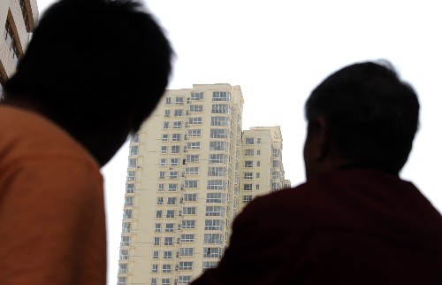 甘肅蘭州震感明顯 新華社照片,蘭州,2008年5月12日 甘肅蘭州震感明顯 5月12日,甘肅蘭州市區(qū)震感明顯,城關(guān)區(qū)居民在觀看一幢因地震影響出現(xiàn)裂縫的建筑。 據(jù)國(guó)家地震臺(tái)網(wǎng)重新核定,北京時(shí)間5月12日14時(shí)28分,在四川汶川縣發(fā)生的地震震級(jí)為7.8級(jí)。 新華社記者韓傳號(hào)攝