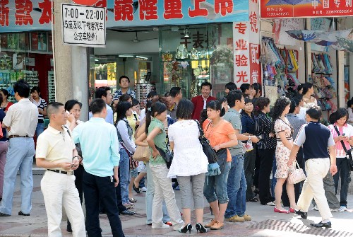5月12日,貴陽市震感明顯,市民在街上躲避。 據(jù)國家地震臺(tái)網(wǎng)重新核定,北京時(shí)間5月12日14時(shí)28分,在四川汶川縣發(fā)生的地震震級(jí)為7.8級(jí)。 新華社記者楊楹攝