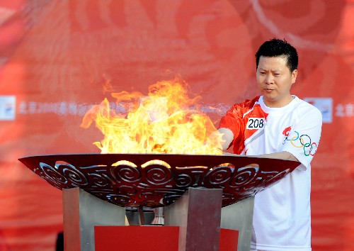 5月12日,最后一棒火炬手吉新鵬點(diǎn)燃圣火盆。當(dāng)日,北京奧運(yùn)會圣火在福建省廈門市傳遞。 新華社記者姜克紅攝