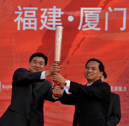 5月12日,在慶典儀式上,北京奧組委官員劉寶杰(左)向廈門市市長劉賜貴贈(zèng)送紀(jì)念火炬。當(dāng)日,北京奧運(yùn)會圣火在福建省廈門市傳遞。 新華社記者張國俊攝