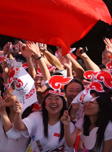 5月12日,群眾沿途歡迎奧運(yùn)圣火。當(dāng)日,北京奧運(yùn)會圣火在福建省廈門市傳遞。 新華社記者邢廣利攝