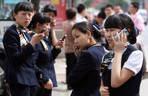 目前災(zāi)情還在進(jìn)一步統(tǒng)計(jì)核實(shí)中。這是太原市民紛紛走上街頭觀望。 新華社記者 江宏景攝