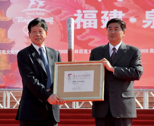 5月12日,北京奧組委官員劉寶杰向泉州市市長(zhǎng)朱明(左)頒發(fā)奧運(yùn)火炬?zhèn)鬟f城市證書。當(dāng)日,北京奧運(yùn)會(huì)圣火在福建省泉州市傳遞。 新華社記者張國(guó)俊攝