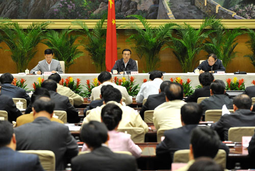 李克強(qiáng)出席第二次全國(guó)經(jīng)濟(jì)普查領(lǐng)導(dǎo)小組會(huì)議和電視電話會(huì)議 新華社照片,北京,2008年5月12日 李克強(qiáng)出席第二次全國(guó)經(jīng)濟(jì)普查領(lǐng)導(dǎo)小組會(huì)議和電視電話會(huì)議 5月12日,國(guó)務(wù)院在北京召開第二次全國(guó)經(jīng)濟(jì)普查領(lǐng)導(dǎo)小組會(huì)議和電視電話會(huì)議,中共中央政治局常委、國(guó)務(wù)院副總理李克強(qiáng)出席并講話。 新華社記者 劉建生 攝