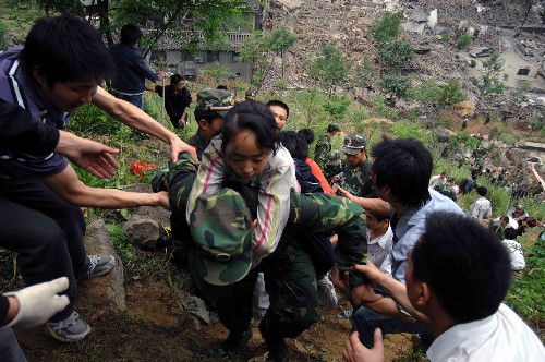 5月13日上午,救援人員背著一名受傷群眾爬上陡峭的山坡。 地震災害發(fā)生以來,四川北川縣老縣城80%、新縣城60%以上建筑垮塌。從13日凌晨到記者發(fā)稿時止,已有解放軍和武警官兵、民兵預備役人員、綿陽各企業(yè)、機關人員、醫(yī)療衛(wèi)生人員及志愿者5000人左右參加了搶險救援,從廢墟中救出災民400人左右,食品和飲用水也被空投到災區(qū)。 新華社記者 江毅 攝