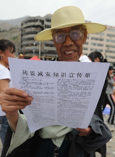 5月13日,甘肅省隴南市武都區(qū)一位受災(zāi)群眾在閱讀《防震減災(zāi)知識(shí)宣傳單》。 受汶川地震影響,甘肅隴南9縣區(qū)均有強(qiáng)烈震感,并造成嚴(yán)重人員傷亡和財(cái)產(chǎn)損失。目前,隴南市各項(xiàng)抗震救災(zāi)工作正在有序進(jìn)行。 新華社記者 韓傳號(hào) 攝