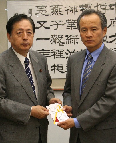 日本各界向中國四川地震災(zāi)區(qū)捐款 5月13日,日本公明黨黨首太田昭宏(左)代表公明黨向中國駐日本大使崔天凱遞交了50萬日元(約合3.36萬元人民幣)地震災(zāi)區(qū)捐款。 新華社記者張華攝