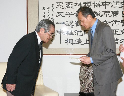 5月13日,日本超市業(yè)巨頭永旺公司創(chuàng)始人岡田卓也(左)來到中國駐日本大使館,代表公司向中國四川地震災(zāi)區(qū)捐助1000萬日元(約合67.26萬人民幣)。中國駐日本大使崔天凱(右)接受捐款并向?qū)镒恳脖硎靖兄x。 新華社記者 任正來 攝
