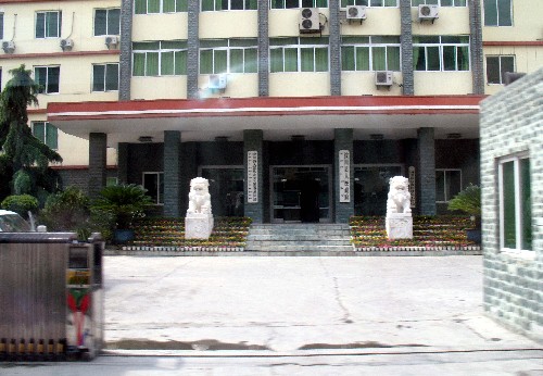 四川省汶川縣人民政府及縣人大常委會所在大樓。(資料圖片,2007年8月26日攝) 5月12日下午,四川汶川縣發(fā)生7.8級地震。汶川縣城部分房屋倒塌、大部分房屋出現(xiàn)險情。前往救援的部隊官兵目前正在克服一切困難向汶川縣城前進。 新華社發(fā)