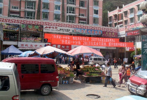 汶川資料圖片 汶川縣城一處集市。(資料圖片,2007年8月26日攝) 5月12日下午,四川汶川縣發(fā)生7.8級地震。汶川縣城部分房屋倒塌、大部分房屋出現(xiàn)險情。前往救援的部隊官兵目前正在克服一切困難向汶川縣城前進。 新華社發(fā)