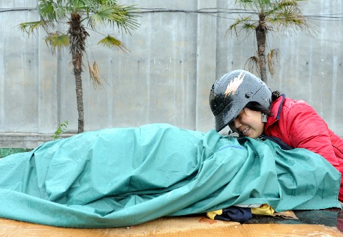 5月13日,在四川綿竹縣漢旺鎮(zhèn),一位失去女兒的母親在痛哭。 新華社記者 李曉果 攝