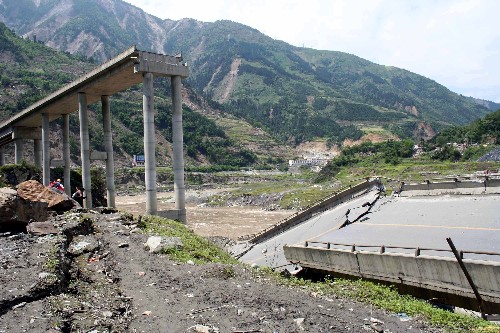 5月14日,在四川省汶川縣映秀鎮(zhèn),解放軍戰(zhàn)士在搶運(yùn)傷員。 目前,各救援隊(duì)伍正動(dòng)用一切手段陸續(xù)進(jìn)入地震重災(zāi)區(qū)汶川。 新華社記者李彤?dāng)z