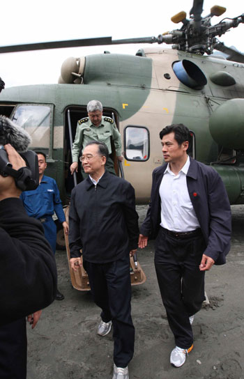 5月14日下午,中共中央政治局常委、國(guó)務(wù)院總理溫家寶乘軍用直升機(jī)抵達(dá)汶川映秀鎮(zhèn)察看災(zāi)情。新華社記者姚大偉攝
