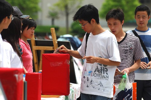 5月14日,合肥工業(yè)大學(xué)學(xué)生在校園內(nèi)募捐。 四川汶川發(fā)生重大地震災(zāi)害后,安徽高校的廣大學(xué)生積極行動,通過募捐、賑災(zāi)義演等形式籌集物資,支援四川地震災(zāi)區(qū)。 新華社記者 李健 攝