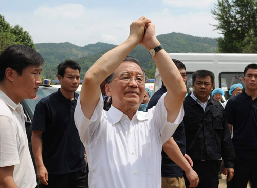 溫家寶在川北重災區(qū)青川縣木魚鎮(zhèn)慰問受災群眾 5月15日,中共中央政治局常委、國務院總理溫家寶來到川北重災區(qū)青川縣木魚鎮(zhèn)慰問受災群眾。溫家寶表示黨和國家不會忘記受災的偏僻山村,大家要振作精神,堅強起來,互相幫助,重建家園。 新華社記者陶明攝