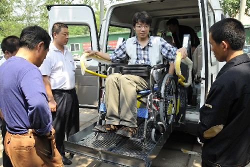 服務(wù)奧運(yùn)會(huì)的3種無障礙出租車即將在北京上路 新華社照片,北京,2008年5月15日 (北京奧運(yùn))(2)服務(wù)奧運(yùn)會(huì)的3種無障礙出租車即將在北京上路 5月15日,工作人員在試用無障礙出租車。當(dāng)日,服務(wù)2008年北京奧運(yùn)會(huì)的3種無障礙出租車到達(dá)北京首汽出租車公司。這些車輛主要方便殘疾人乘坐,預(yù)計(jì)5天后就可以上路運(yùn)行。 新華社記者李志勇攝