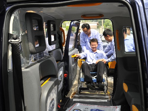服務(wù)奧運(yùn)會(huì)的3種無障礙出租車即將在北京上路 5月15日,工作人員在試用無障礙出租車。當(dāng)日,服務(wù)2008年北京奧運(yùn)會(huì)的3種無障礙出租車到達(dá)北京首汽出租車公司。這些車輛主要方便殘疾人乘坐,預(yù)計(jì)5天后就可以上路運(yùn)行。 新華社記者李志勇攝