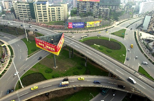 這是2003年6月18日拍攝的成渝高速公路起點――陳家坪立交橋。 新華社記者 周衡義 攝