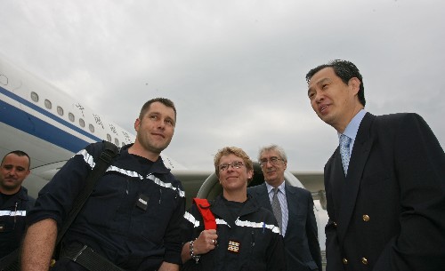 5月24日,在法國首都巴黎,中國駐法大使孔泉(右)為即將前往中國地震災區(qū)的法國醫(yī)療隊送行。一支13人的法國醫(yī)療隊當天乘坐中國國際航空公司班機從巴黎出發(fā),前往中國四川參加汶川大地震受傷人員的救治。 新華社記者宋立東攝