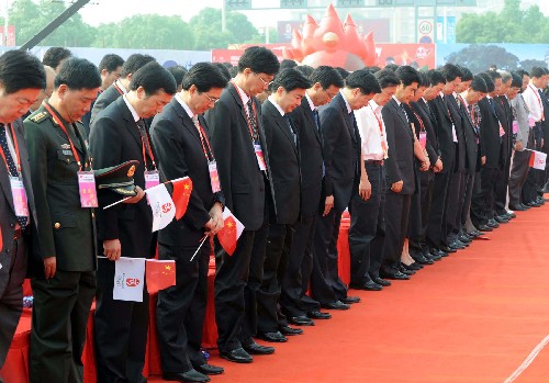 月25日,各界人士在起跑儀式上向四川地震遇難同胞默哀。當(dāng)日,北京奧運(yùn)會(huì)圣火在江蘇蘇州傳遞。 新華社記者孫參攝