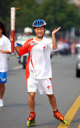 月25日,各界人士在起跑儀式上向四川地震遇難同胞默哀。當(dāng)日,北京奧運(yùn)會(huì)圣火在江蘇蘇州傳遞。 新華社記者孫參攝