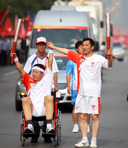 月25日,各界人士在起跑儀式上向四川地震遇難同胞默哀。當(dāng)日,北京奧運(yùn)會(huì)圣火在江蘇蘇州傳遞。 新華社記者孫參攝
