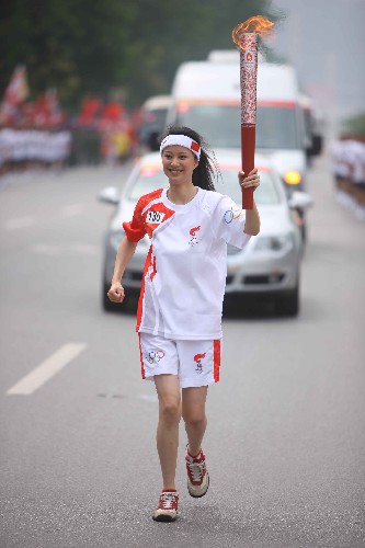 5月31日,火炬手倪虹潔在進(jìn)行傳遞。當(dāng)日,北京奧運(yùn)會(huì)圣火在湖北武漢傳遞。 新華社記者邢廣利攝