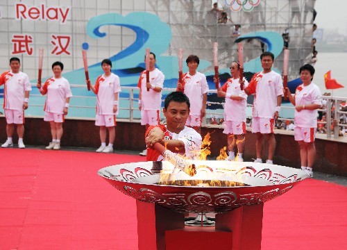 5月31日,最后一棒火炬手、體操奧運(yùn)冠軍李小雙點(diǎn)燃圣火盆。當(dāng)日,北京奧運(yùn)會(huì)圣火在湖北武漢傳遞。 新華社記者余國(guó)慶攝