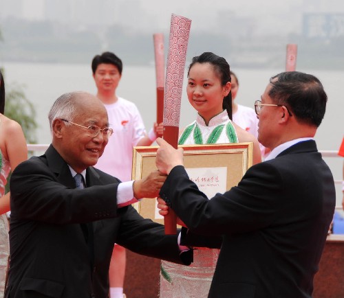 5月31日,中國(guó)奧委會(huì)名譽(yù)主席何振梁(左)在結(jié)束儀式上向湖北省省長(zhǎng)李鴻忠贈(zèng)送紀(jì)念火炬。當(dāng)日,北京奧運(yùn)會(huì)圣火在湖北武漢傳遞。 新華社記者余國(guó)慶攝