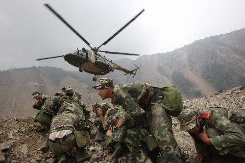 第一批武警水電官兵從唐家山堰塞湖撤離 新華社照片,綿陽(yáng),2008年5月31日 第一批武警水電官兵從唐家山堰塞湖撤離 5月31日,水電官兵準(zhǔn)備搭乘直升飛機(jī)撤離。 當(dāng)日,第一批武警水電官兵已乘直升機(jī)開(kāi)始從唐家山堰塞湖撤出,31日預(yù)計(jì)撤出350名左右官兵。據(jù)唐家山堰塞湖搶險(xiǎn)指揮部介紹,經(jīng)過(guò)緊張施工,截至31日7時(shí),已累計(jì)完成開(kāi)挖土石方12.35萬(wàn)方,大壩進(jìn)口高程降至741米,出口高程降至739米。 新華社記者李剛攝