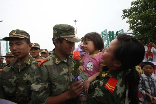 5月31日,從唐家山堰塞湖撤離的水電官兵抵達(dá)綿陽(yáng)后受到歡迎。 當(dāng)日,第一批武警水電官兵已乘直升機(jī)開(kāi)始從唐家山堰塞湖撤出,31日預(yù)計(jì)撤出350名左右官兵。據(jù)唐家山堰塞湖搶險(xiǎn)指揮部介紹,經(jīng)過(guò)緊張施工,截至31日7時(shí),已累計(jì)完成開(kāi)挖土石方12.35萬(wàn)方,大壩進(jìn)口高程降至741米,出口高程降至739米。 新華社記者李剛攝