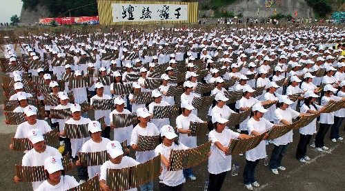 屈原故里精心籌備端午節(jié)節(jié)慶活動(dòng) 5月31日,秭歸眾多學(xué)生在屈原廣場(chǎng)齊聲朗誦《橘頌》。 今年是端午節(jié)成為國(guó)家法定假日的第一年,屈原故里湖北秭歸縣精心準(zhǔn)備了系列文化活動(dòng),以此紀(jì)念偉大的愛(ài)國(guó)主義詩(shī)人屈原,迎接中外來(lái)賓。 新華社發(fā) (鄭家裕 攝)