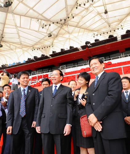 5月31日,正在中國訪問的越共中央總書記農(nóng)德孟在中共中央政治局委員、北京市委書記、北京奧組委主席劉淇的陪同下參觀北京奧運(yùn)會(huì)主體育場(chǎng)――國家體育場(chǎng)“鳥巢”。 新華社記者 李濤 攝