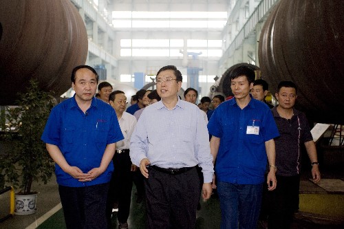 張德江在四川檢查指導(dǎo)抗震救災(zāi)和恢復(fù)重建工作 新華社照片,成都,2008年6月3日 張德江在四川檢查指導(dǎo)抗震救災(zāi)和恢復(fù)重建工作 中共中央政治局委員、國務(wù)院副總理張德江5月31日至6月3日赴四川災(zāi)區(qū)檢查指導(dǎo)抗震救災(zāi)工作,慰問受災(zāi)企業(yè)干部職工,研究恢復(fù)工業(yè)企業(yè)生產(chǎn)。這是6月1日,張德江在位于德陽市的中國第二重型機(jī)械集團(tuán)公司視察。 新華社記者朱煒攝