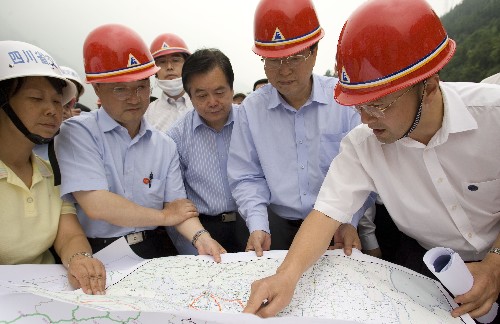 中共中央政治局委員、國務(wù)院副總理張德江5月31日至6月3日赴四川災(zāi)區(qū)檢查指導(dǎo)抗震救災(zāi)工作,慰問受災(zāi)企業(yè)干部職工,研究恢復(fù)工業(yè)企業(yè)生產(chǎn)。這是5月31日,張德江在汶川縣映秀鎮(zhèn)公路搶修現(xiàn)場視察。 新華社記者朱煒攝